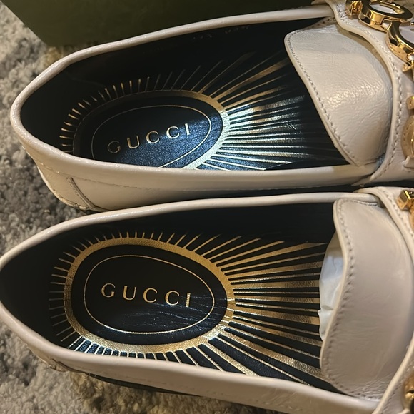 Gucci Logo Plaque Moccasin Leather Loafers - Picture 15 of 16